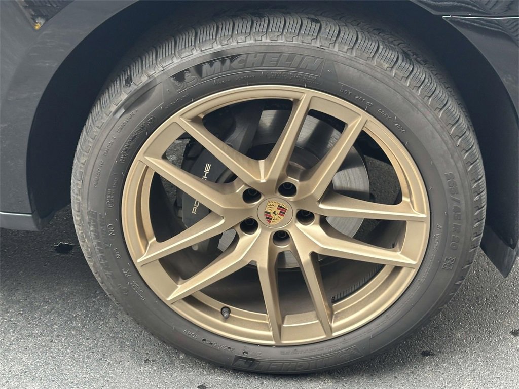 Certified 2025 Porsche Macan image 10