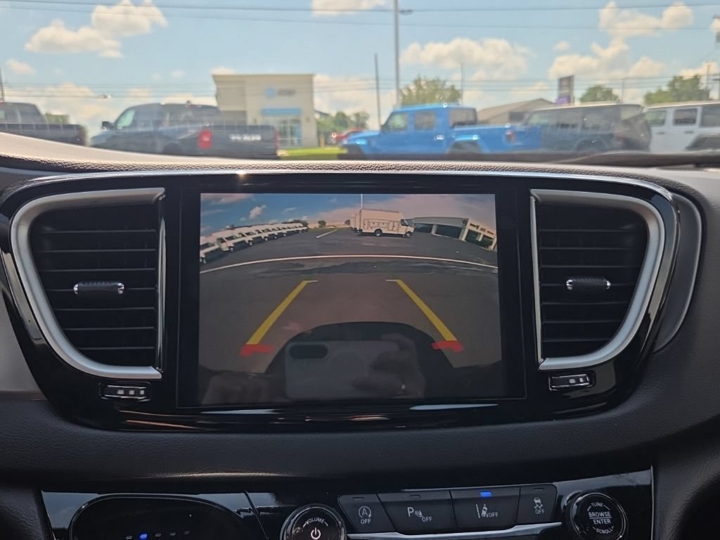 Used 2025 Chrysler Pacifica Select FWD image 35