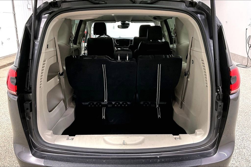 Used 2023 Chrysler Pacifica Touring-L image 7