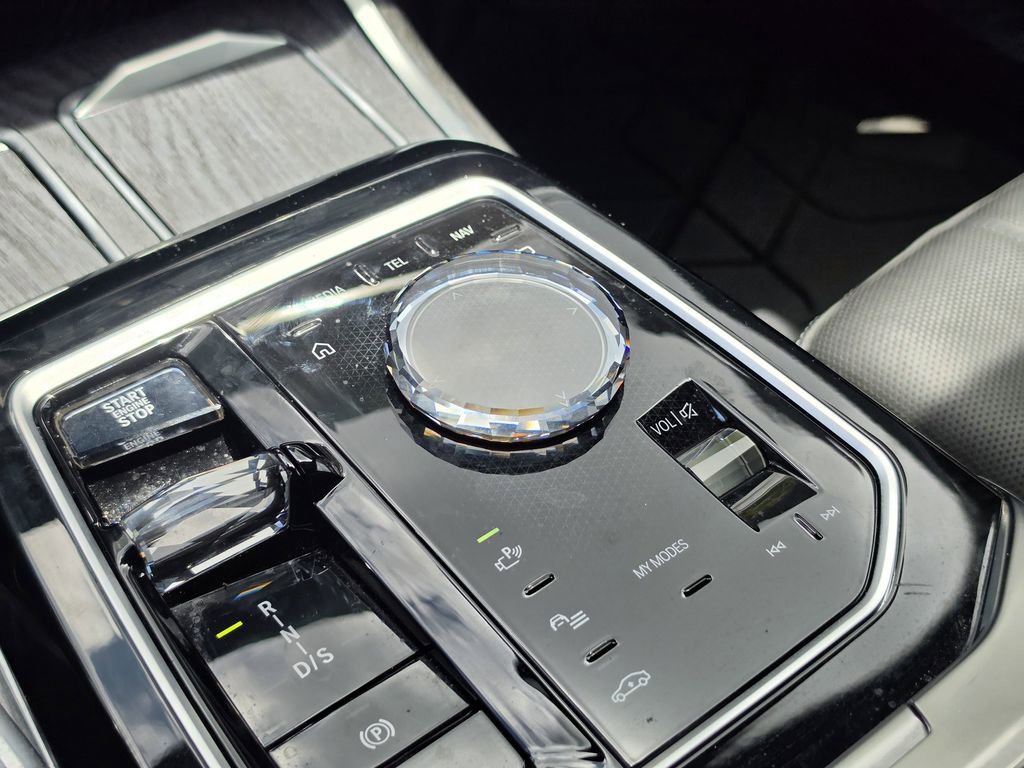 Used 2023 BMW 760i xDrive w/ Executive Package image 25