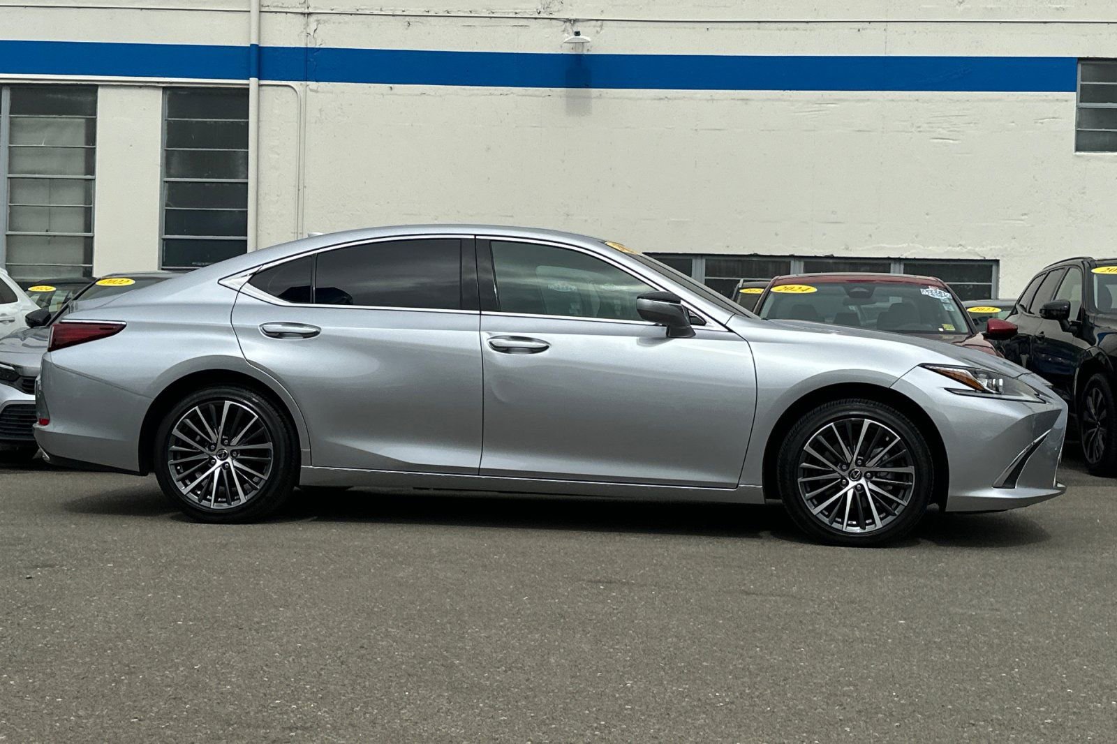 Used 2025 Lexus ES 350 w/ Premium Package FWD image 3