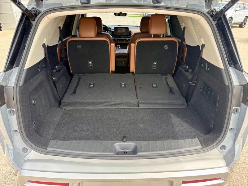 Used 2025 Nissan Pathfinder Platinum FWD image 6