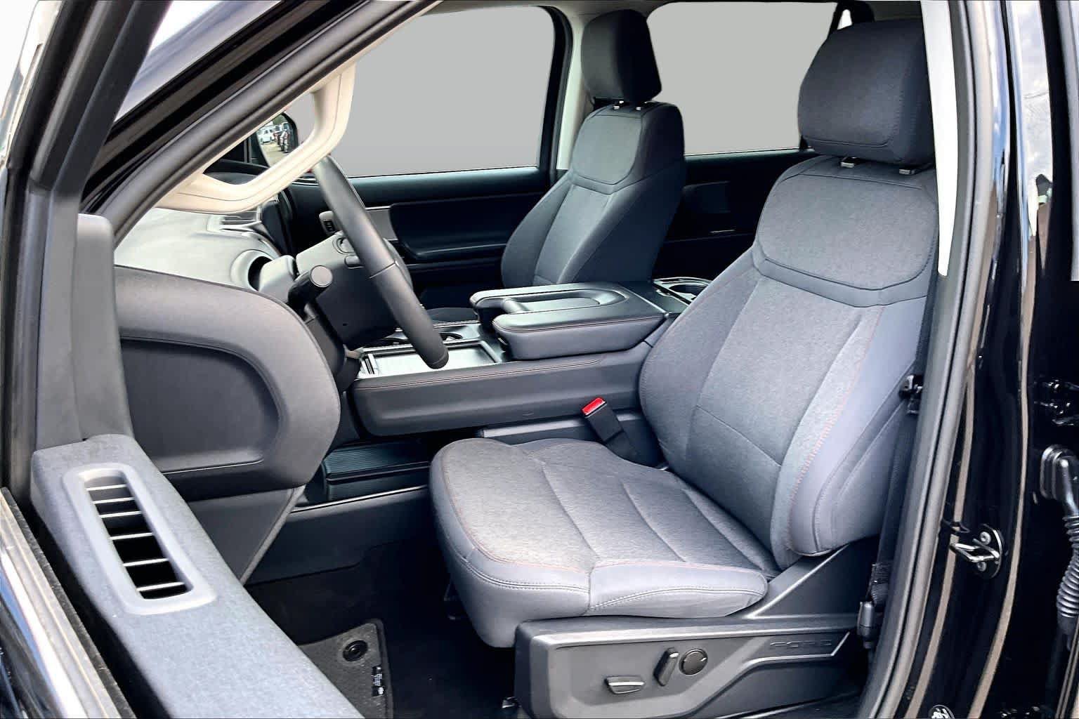 Used 2025 Ford Expedition Active RWD image 8