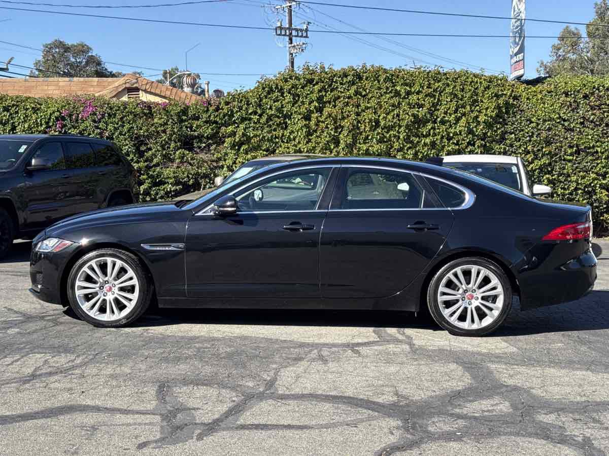Used 2020 Jaguar XF Premium image 4