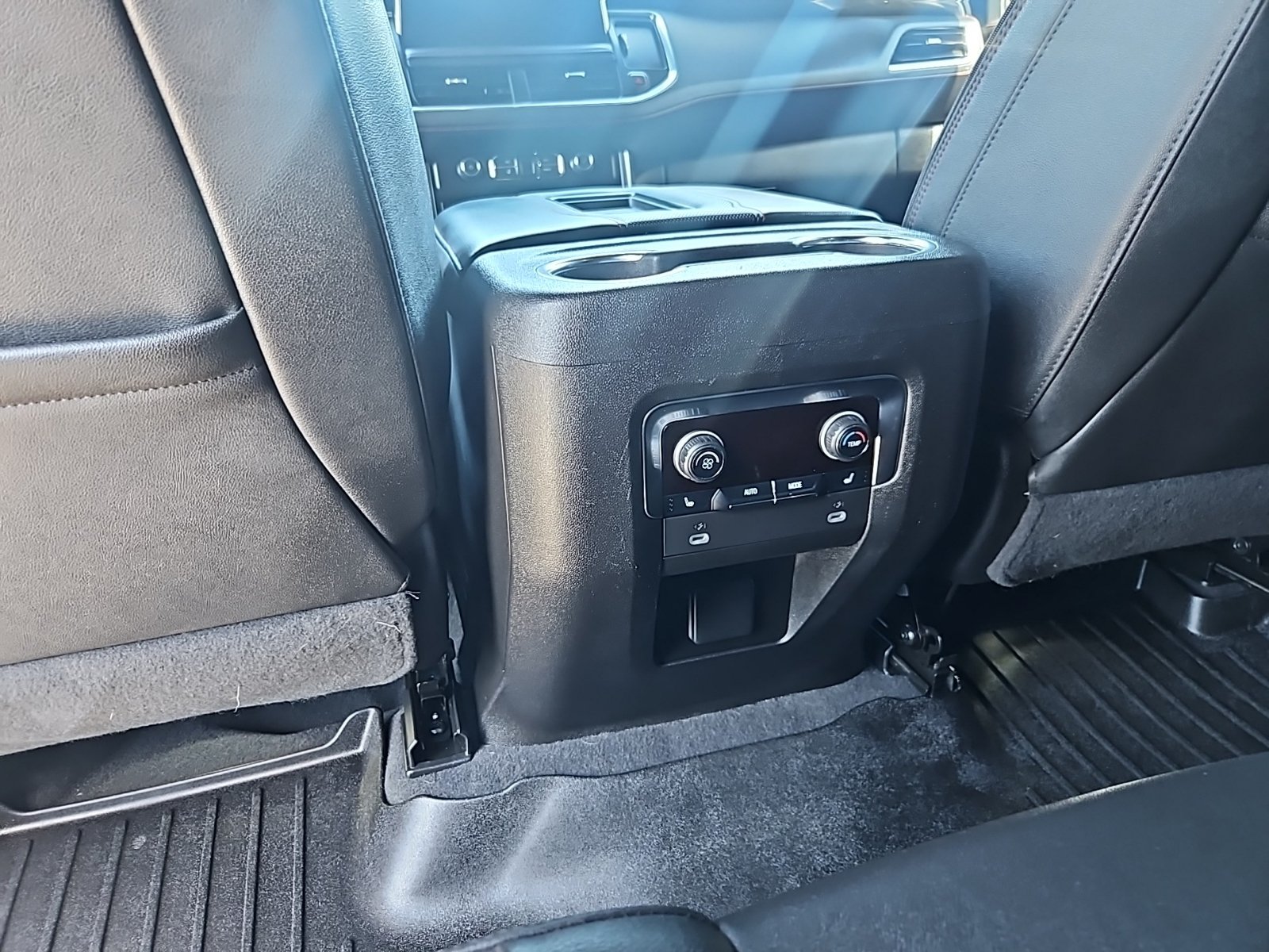 Used 2024 Chevrolet Suburban RST w/ Luxury Package AWD/4WD image 12