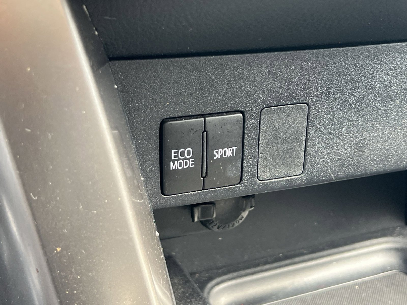 Used 2018 Toyota RAV4 LE image 33