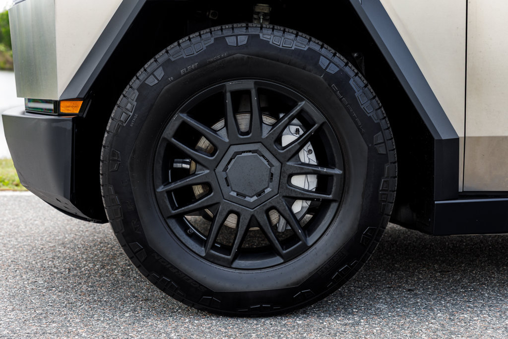 Used 2025 Tesla Cybertruck AWD Crew Cab image 34