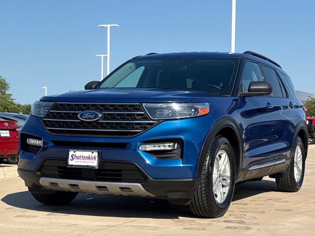 Used 2023 Ford Explorer XLT w/ Equipment Group 202A RWD image 3