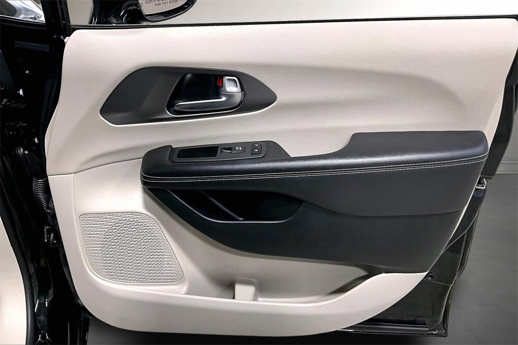 Used 2022 Chrysler Pacifica Touring-L image 29