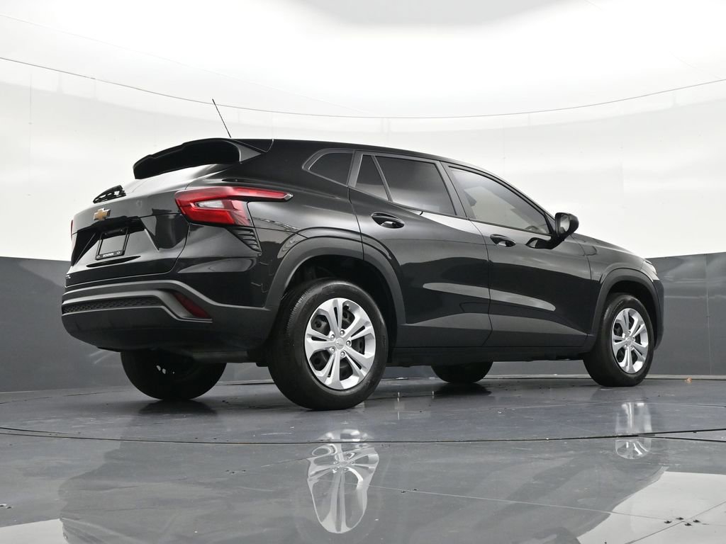 Used 2025 Chevrolet Trax LS image 27