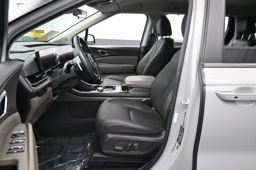 Used 2025 Kia Carnival EX FWD image 11