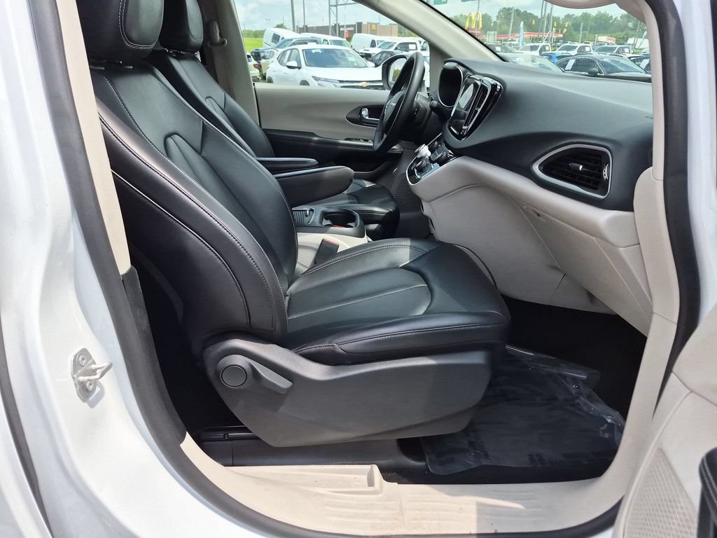 Used 2023 Chrysler Pacifica Touring-L FWD image 35