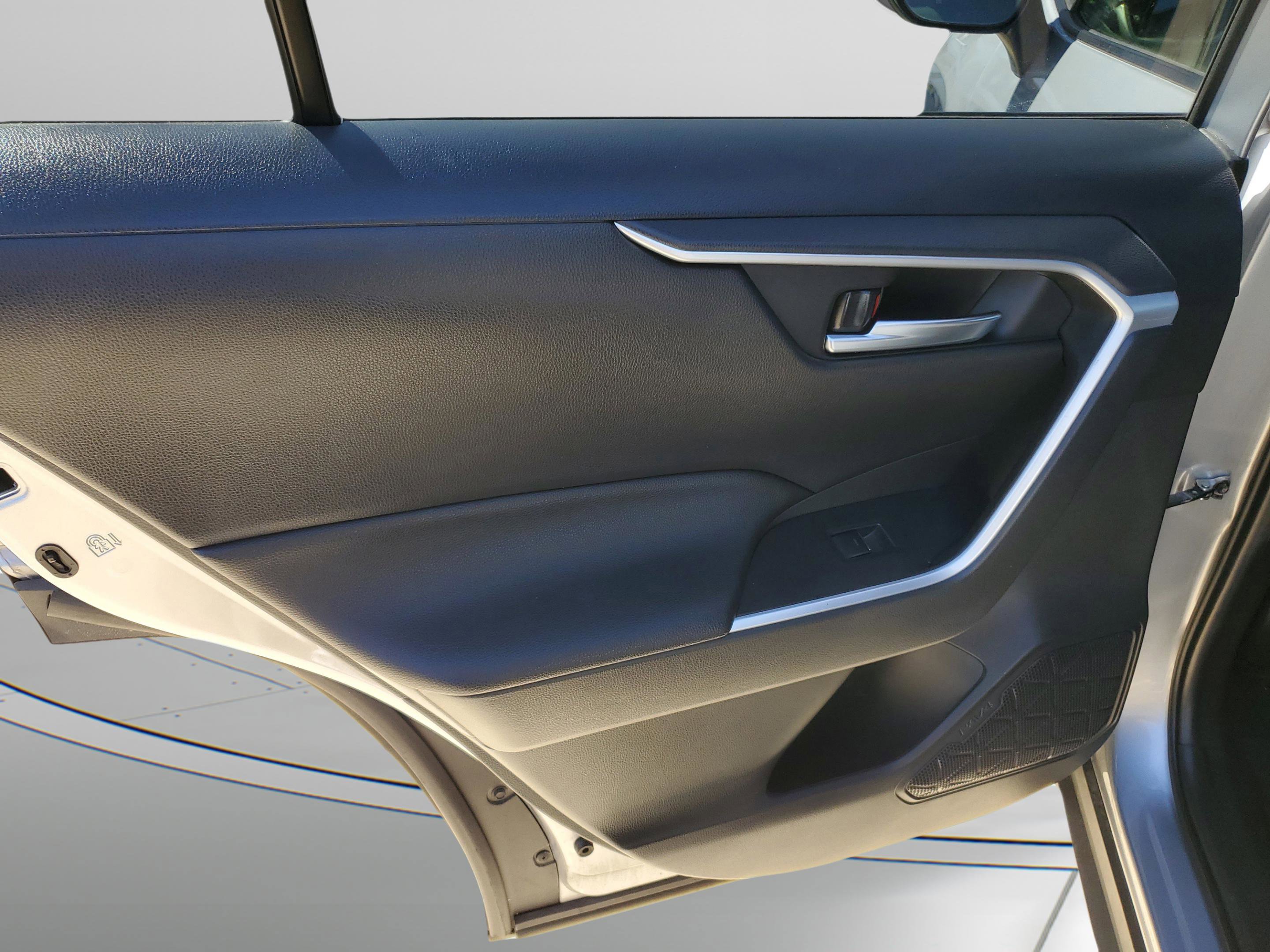 Used 2022 Toyota RAV4 SE image 24