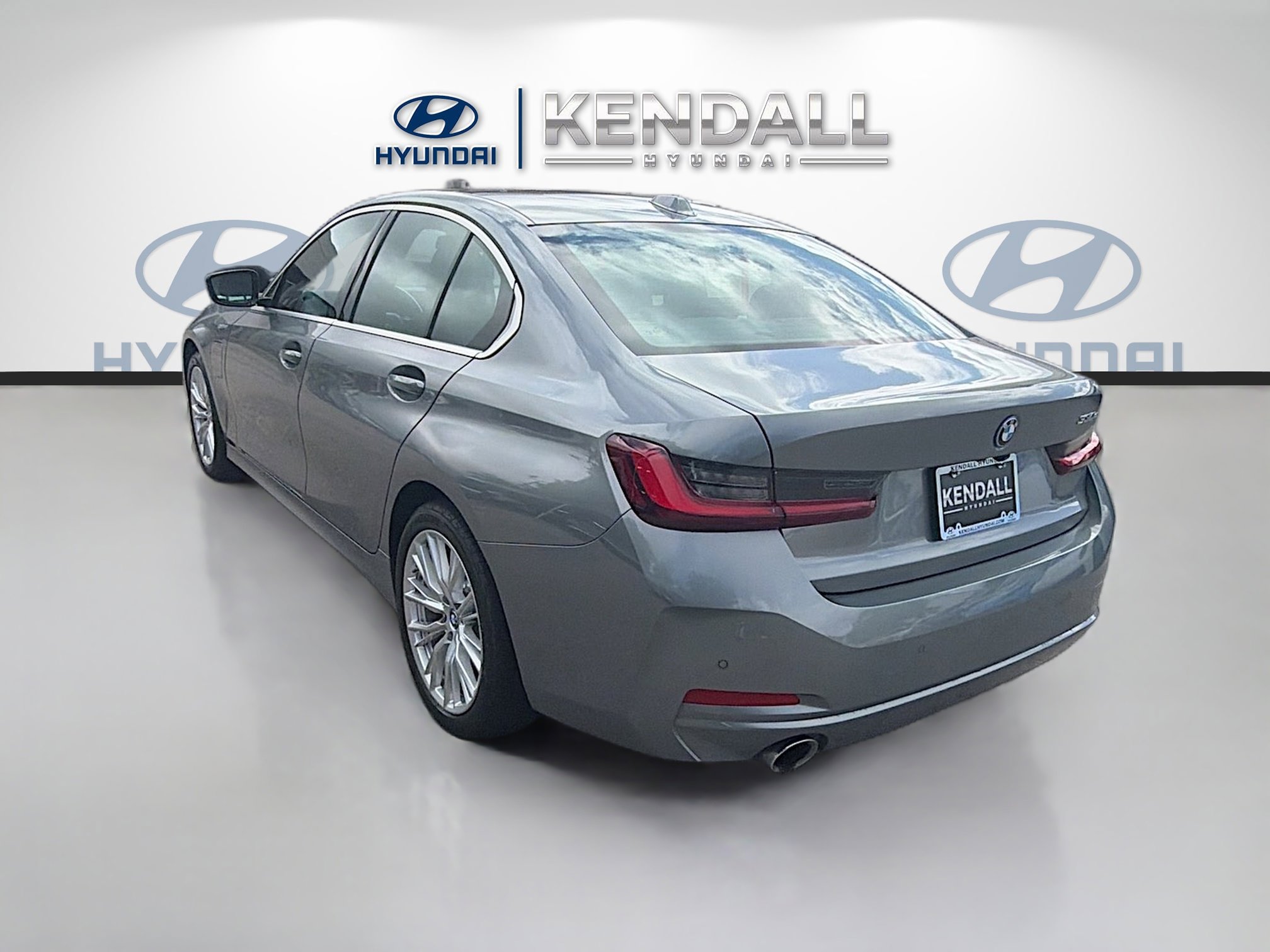 Used 2024 BMW 330e image 4