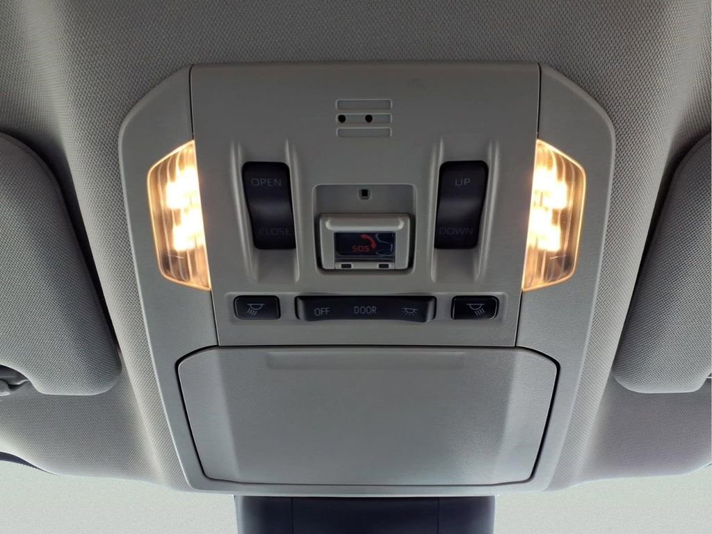 Used 2021 Toyota Highlander XLE AWD/4WD image 15