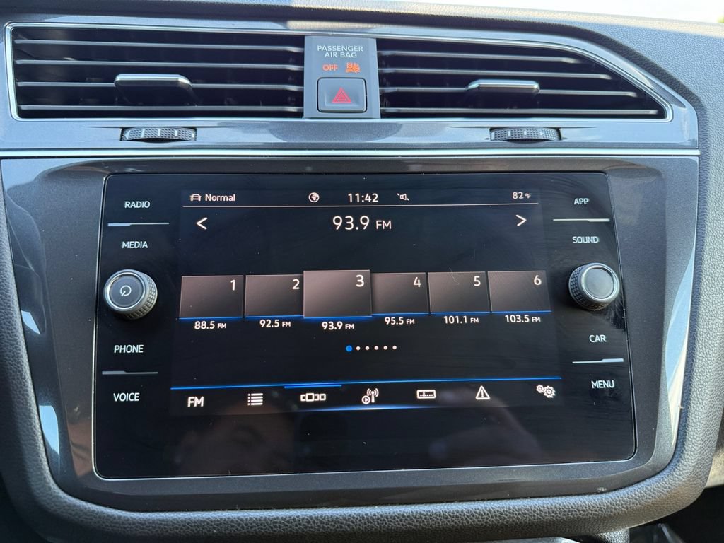 Used 2023 Volkswagen Tiguan SE w/ Panoramic Sunroof Package AWD/4WD image 17