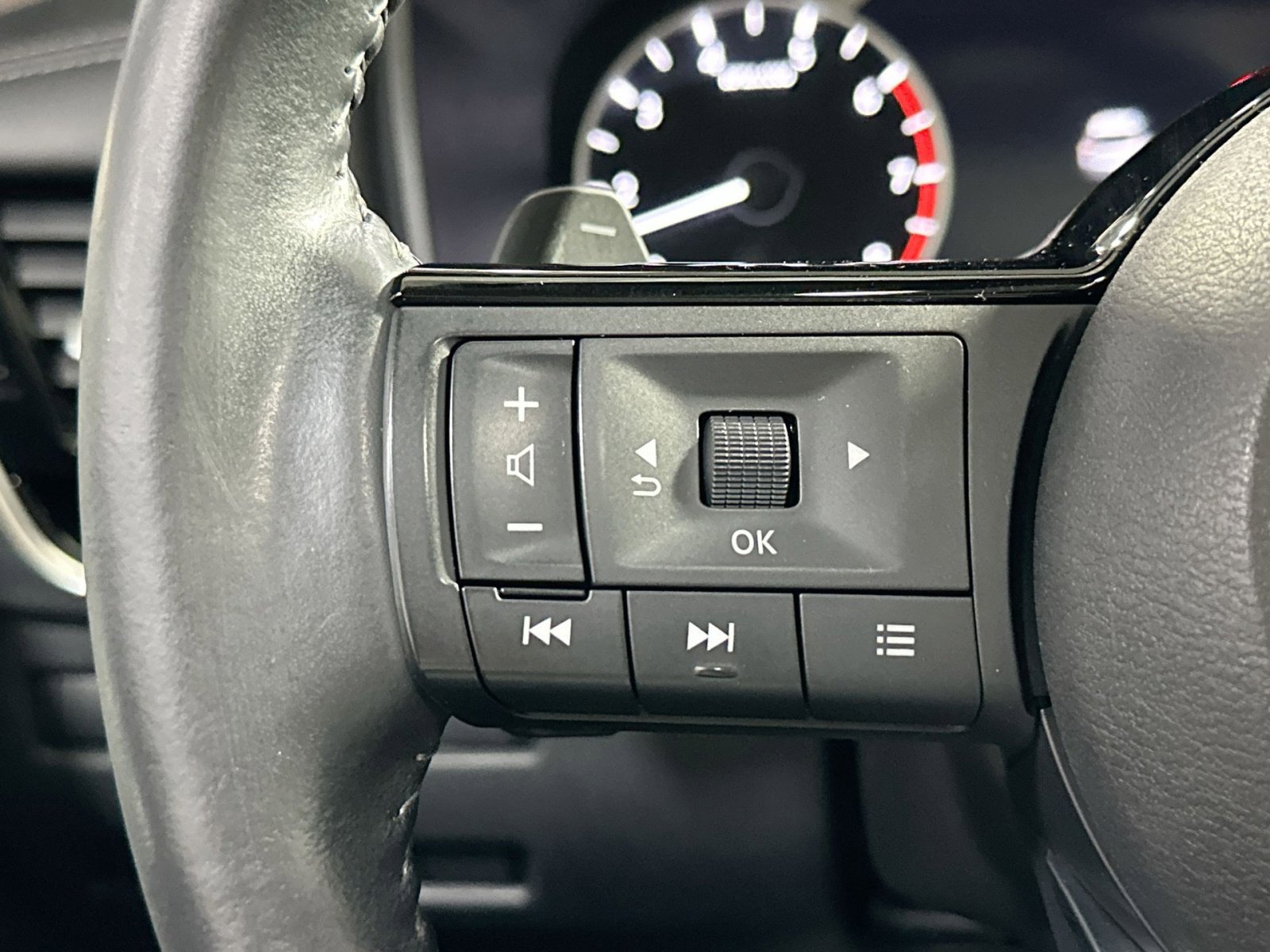 Used 2023 Nissan Rogue SL w/ SL Premium Package image 21