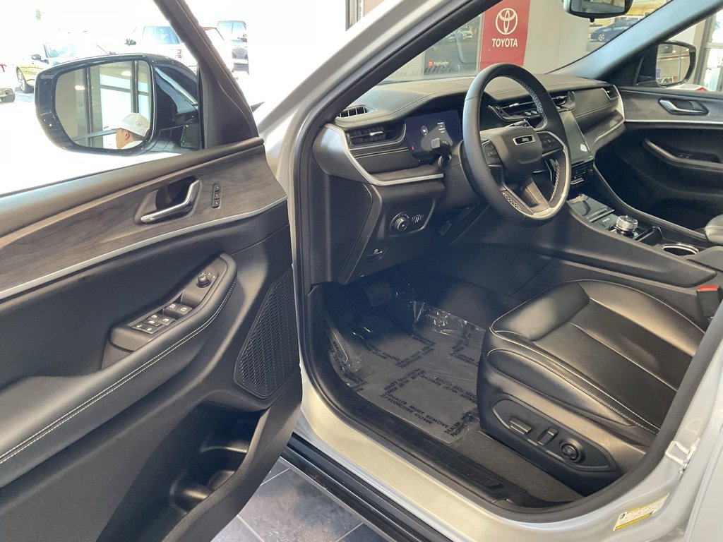 Used 2024 Jeep Grand Cherokee L Limited image 8