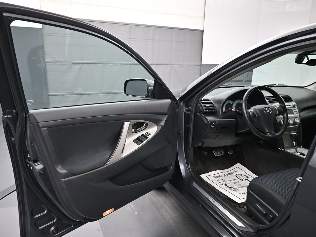 Used 2010 Toyota Camry SE image 7