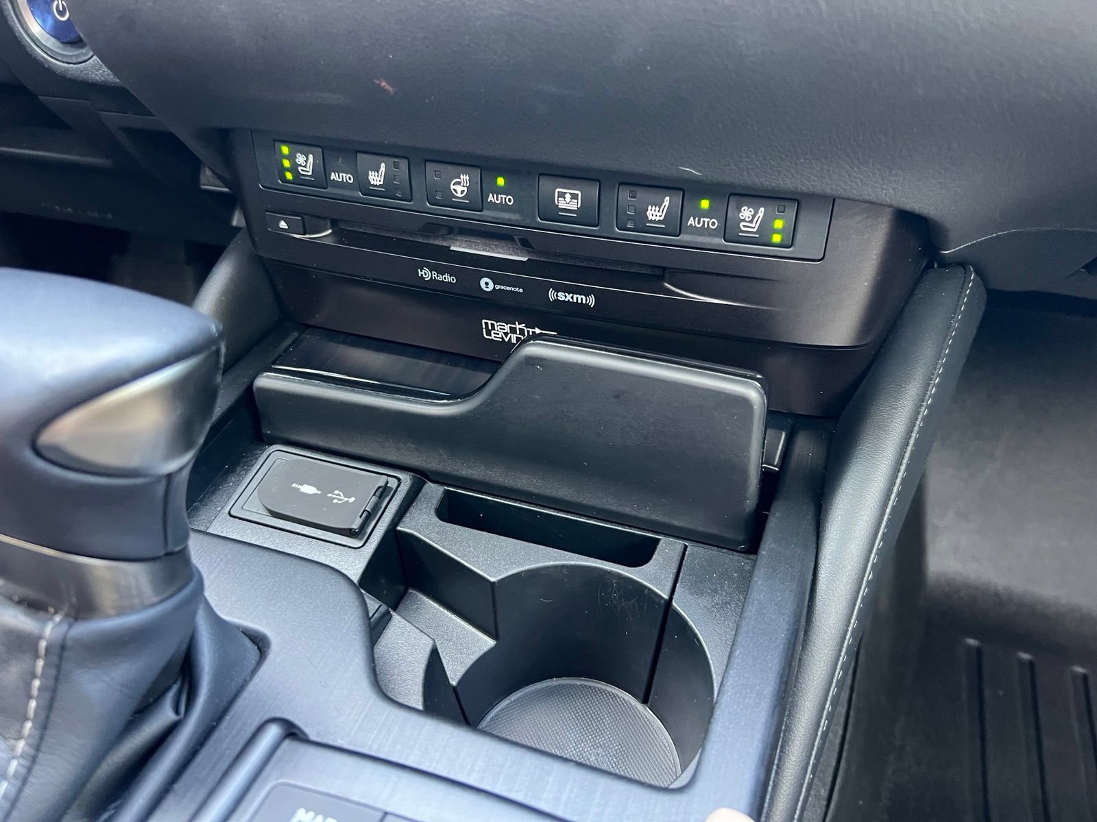 Used 2019 Lexus ES 300h Ultra Luxury w/ Accessory Package 2 FWD image 58