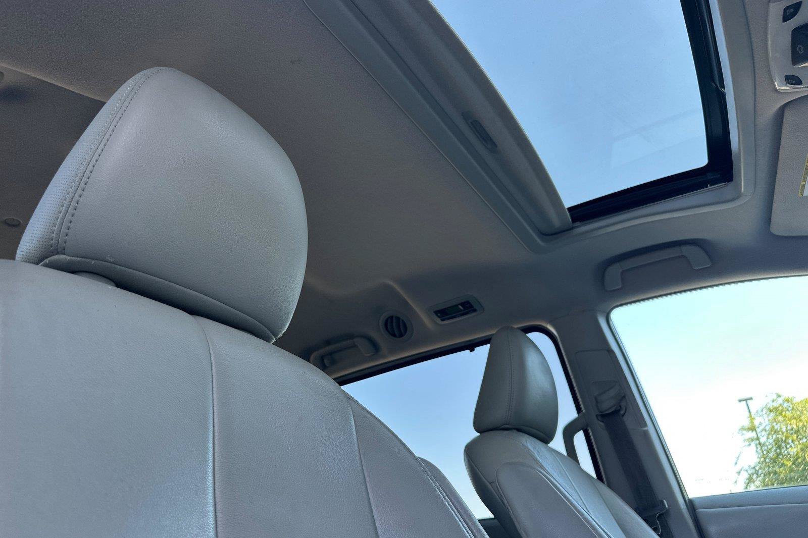 Used 2014 Toyota Sienna XLE FWD image 18