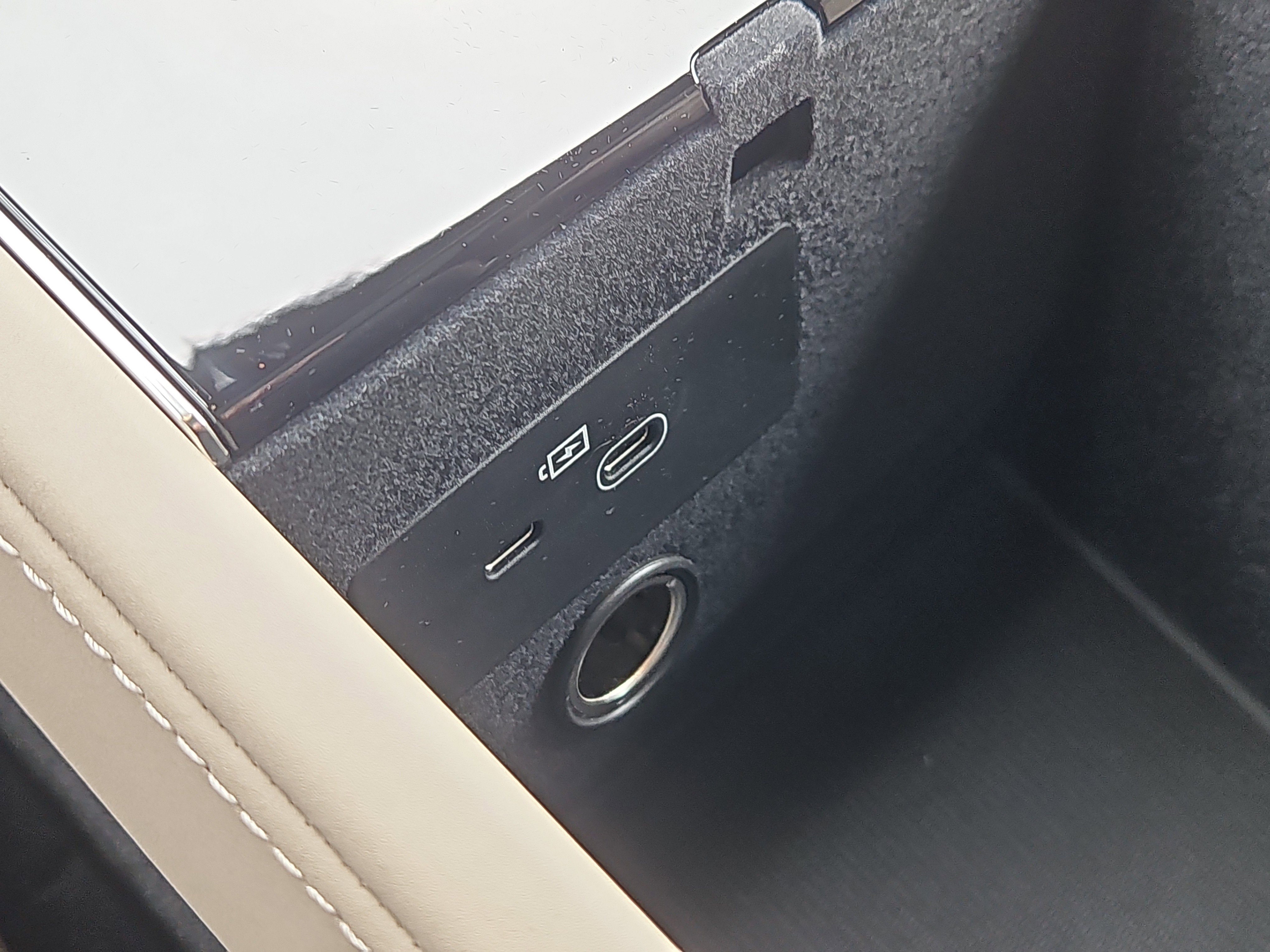 New 2026 Volvo XC90 B6 Plus w/ Protection Package Premier image 8