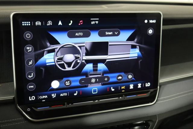 Used 2025 Volkswagen Tiguan SE AWD/4WD image 31