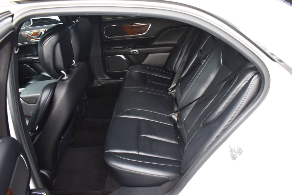 Used 2017 Lincoln Continental Premiere image 25