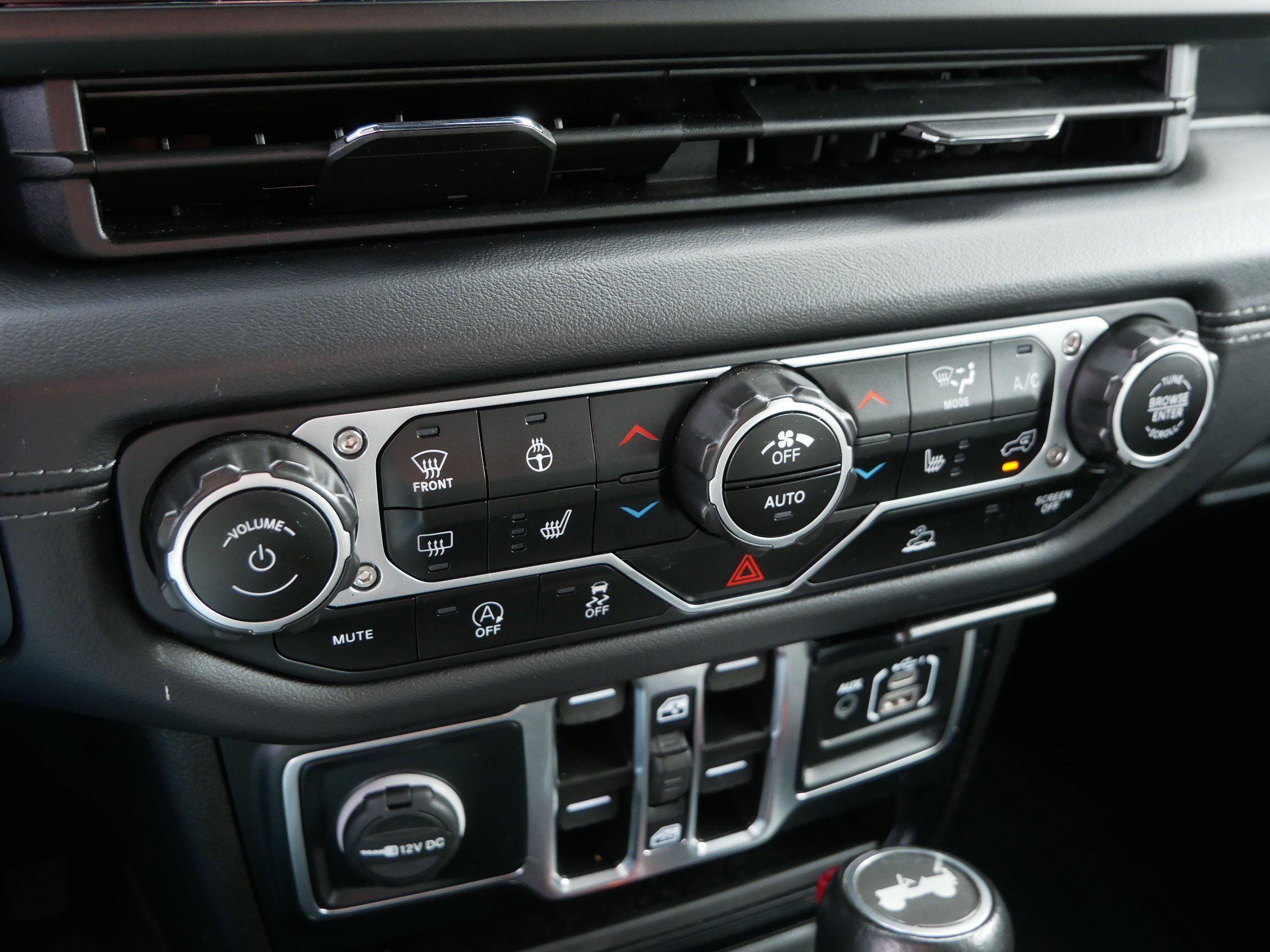 Used 2024 Jeep Wrangler Sahara image 28