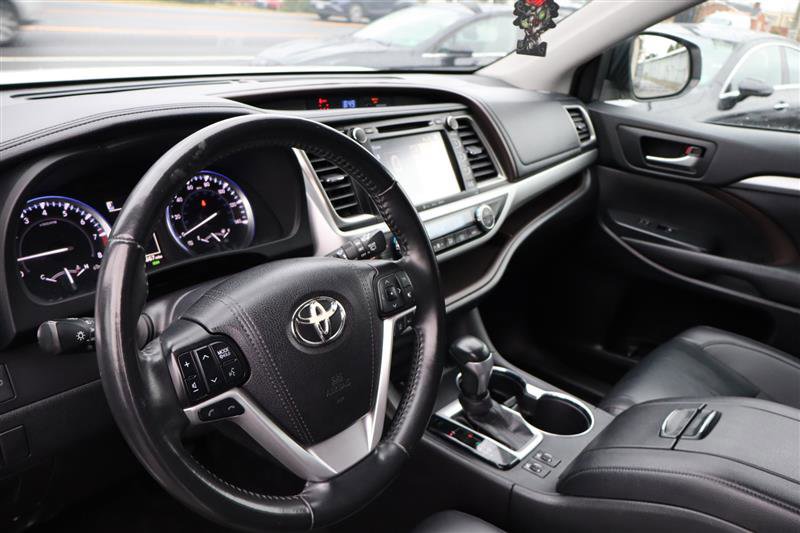 Used 2019 Toyota Highlander AWD V6 image 17