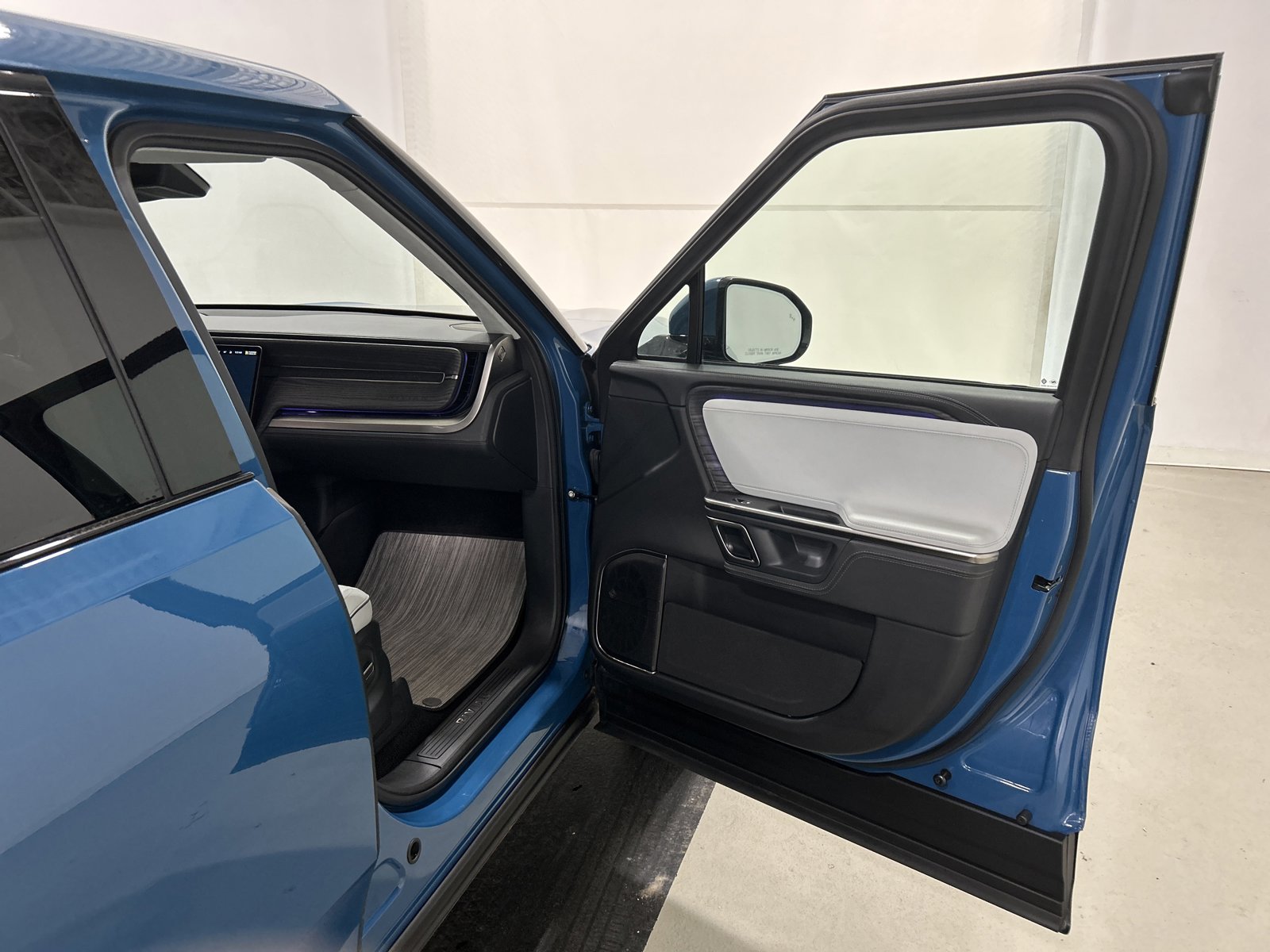 Used 2023 Rivian R1T Adventure image 18