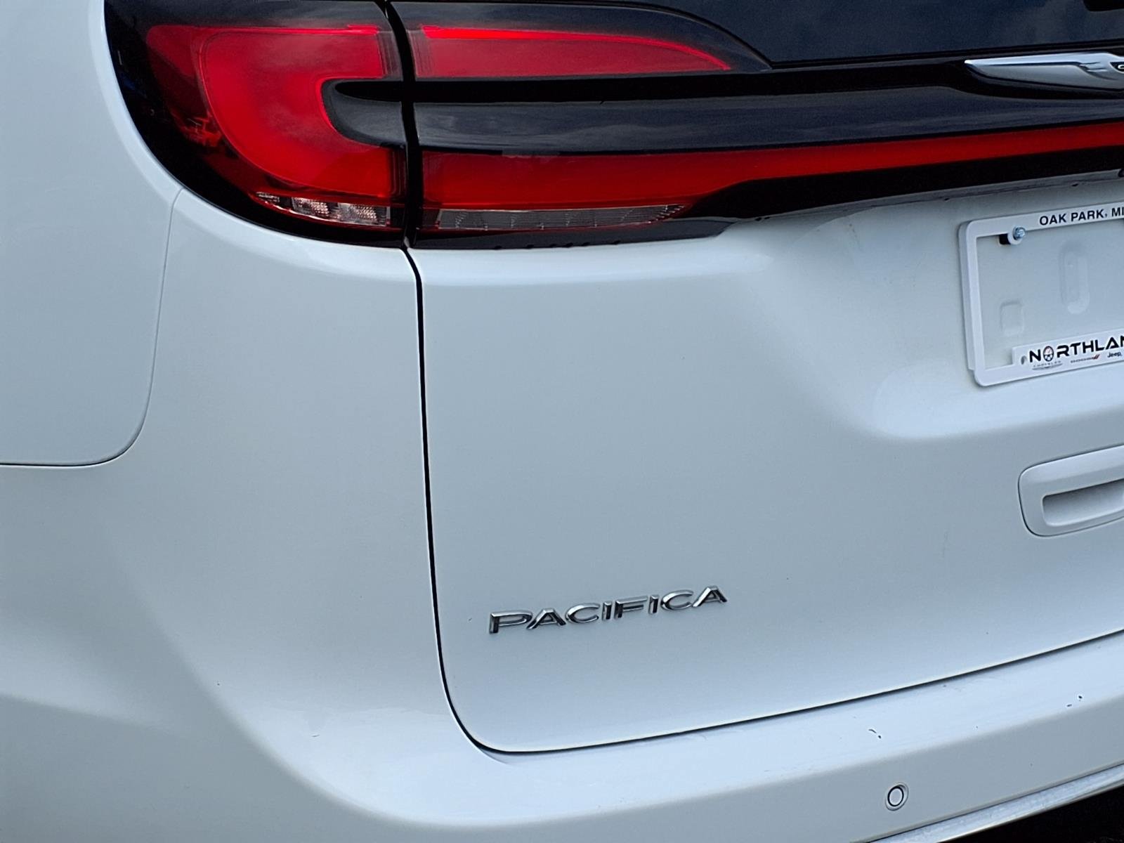 Certified 2023 Chrysler Pacifica Limited FWD image 28