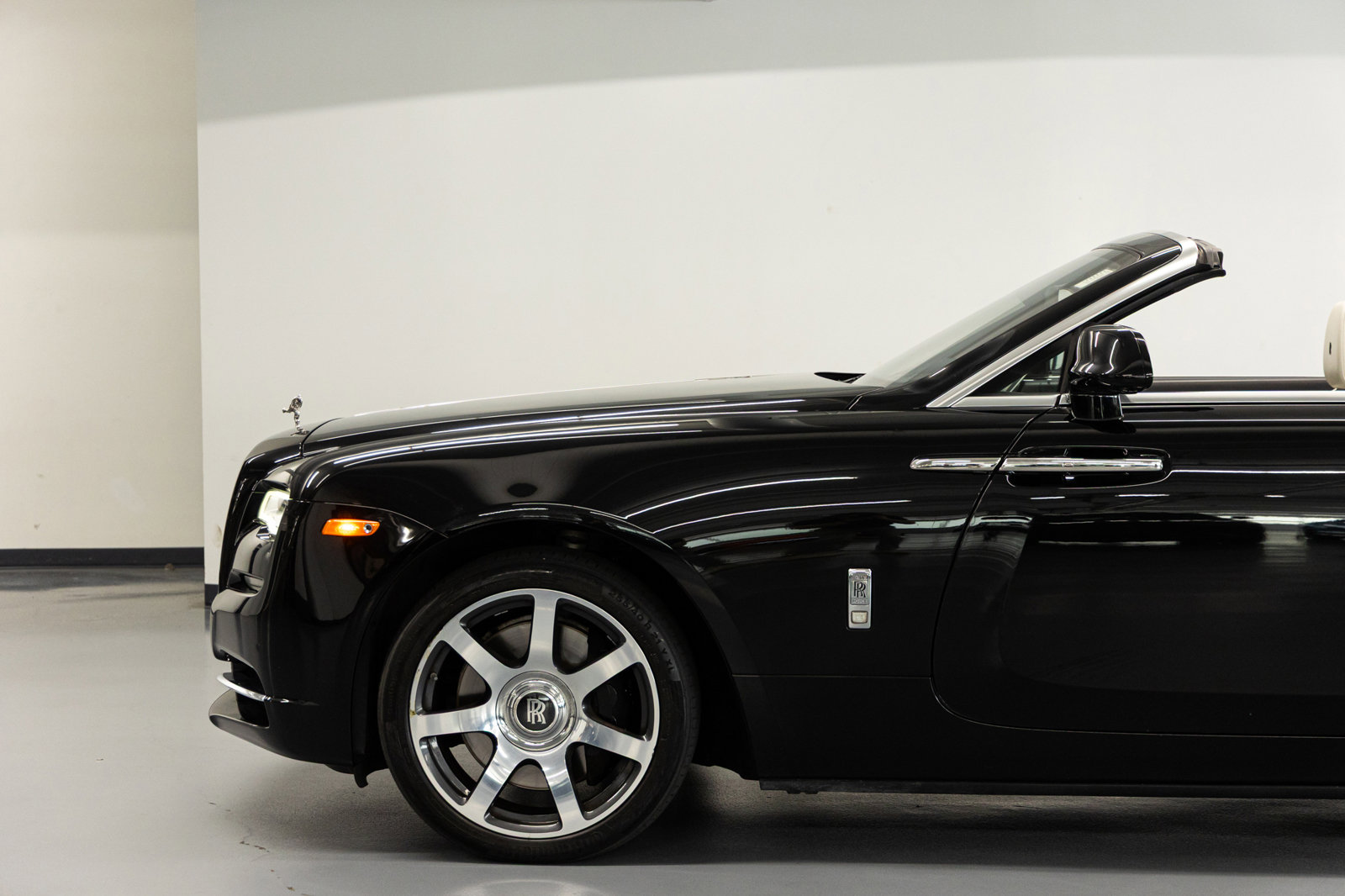 Used 2017 Rolls-Royce Dawn RWD image 20