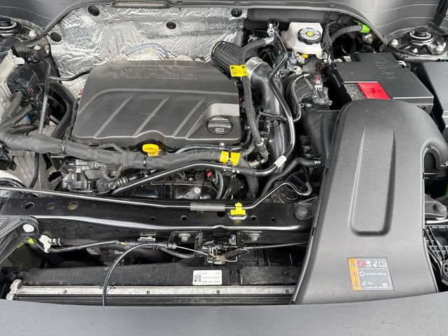 Used 2025 Chevrolet Trax RS FWD image 26
