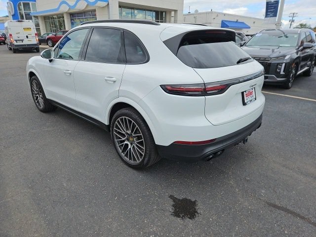 Used 2022 Porsche Cayenne Platinum Edition AWD/4WD image 3
