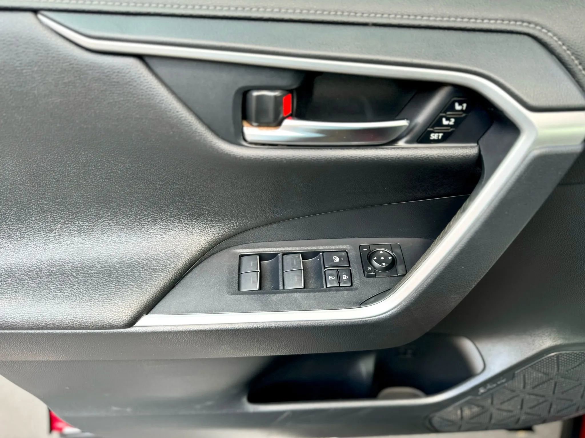 Used 2023 Toyota RAV4 Limited image 12