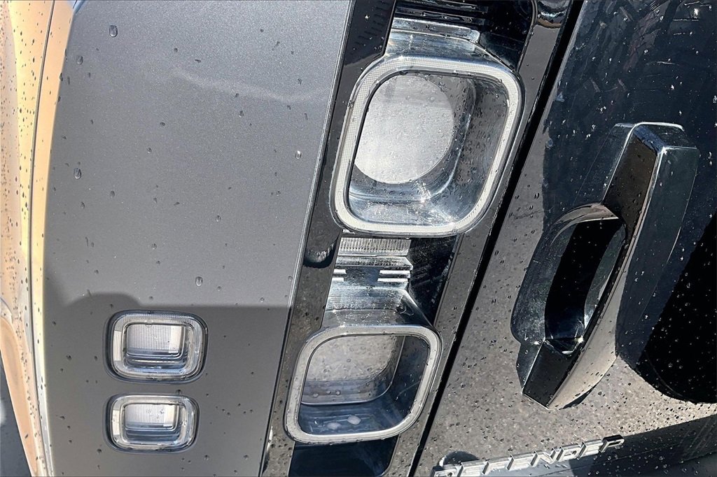 Used 2025 Land Rover Defender 130 V8 image 32