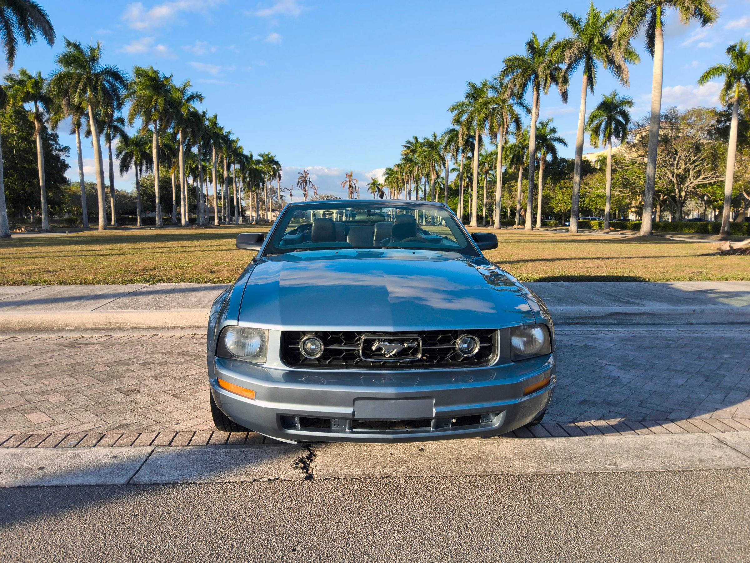 Used 2007 Ford Mustang Deluxe Convertible image 2
