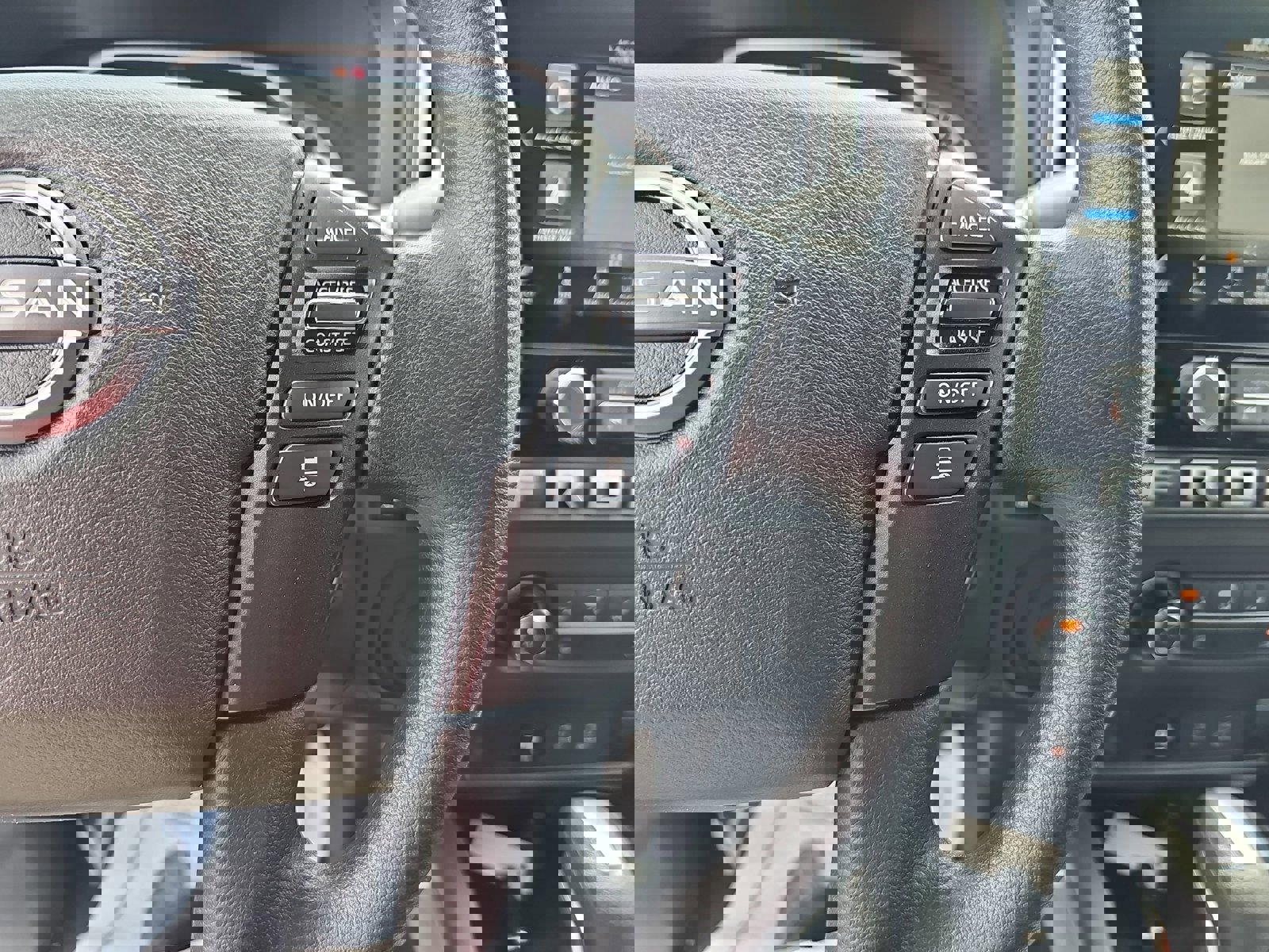 Used 2025 Nissan Frontier SV image 18