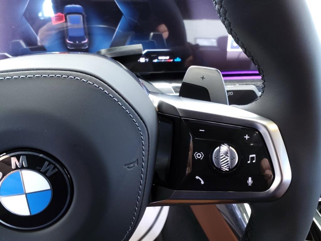 Used 2023 BMW 760i xDrive image 11