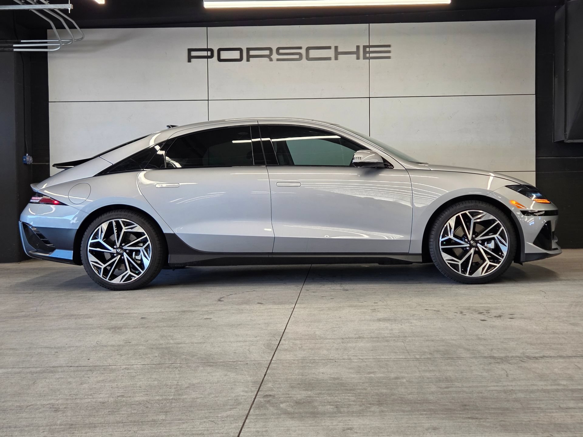 Used 2025 Hyundai Ioniq 6 Limited RWD image 28