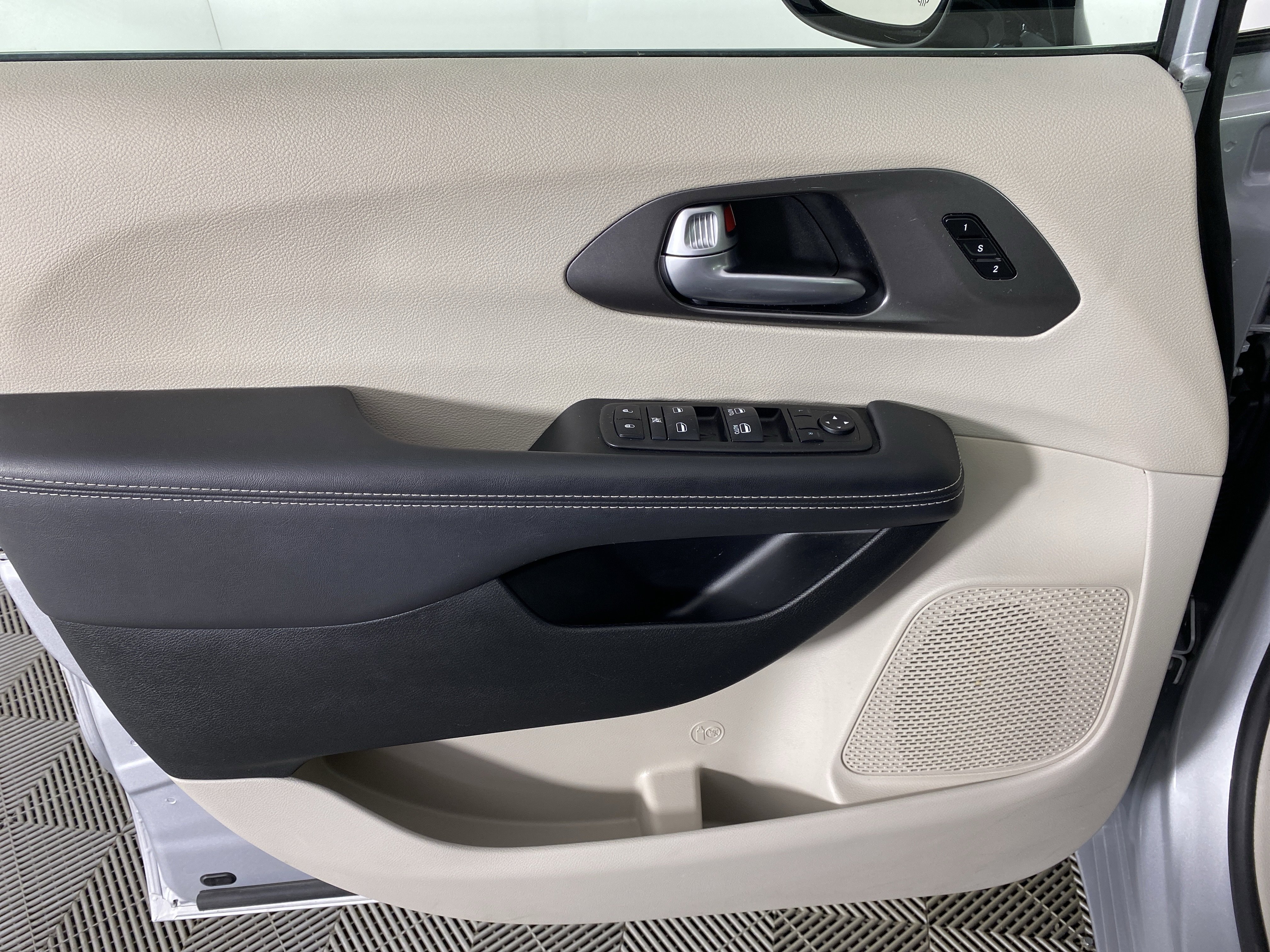 Used 2024 Chrysler Pacifica Touring-L image 13