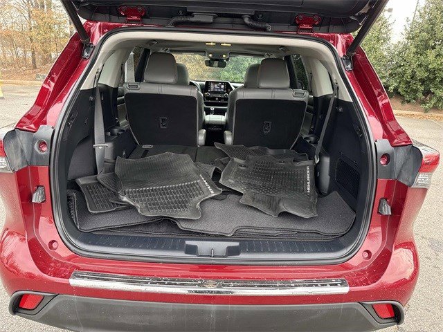 Used 2020 Toyota Highlander XLE image 12