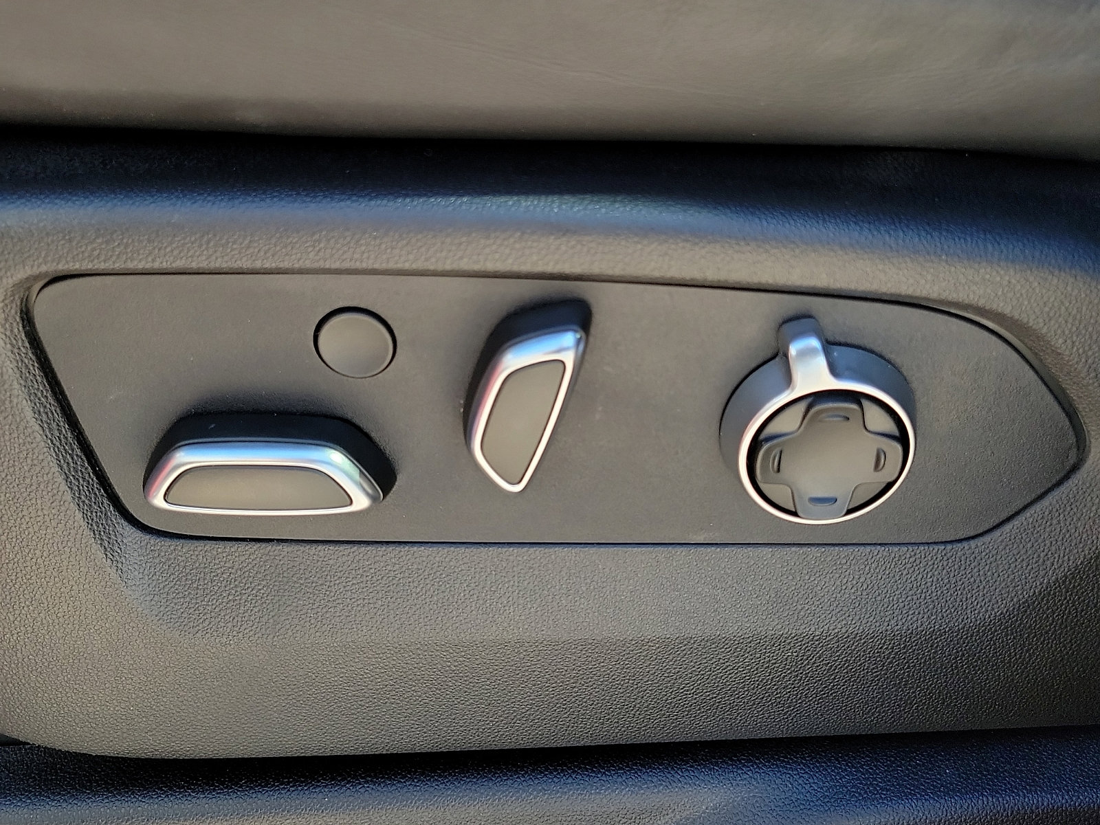 Used 2025 Cadillac Escalade Premium Luxury Platinum image 13