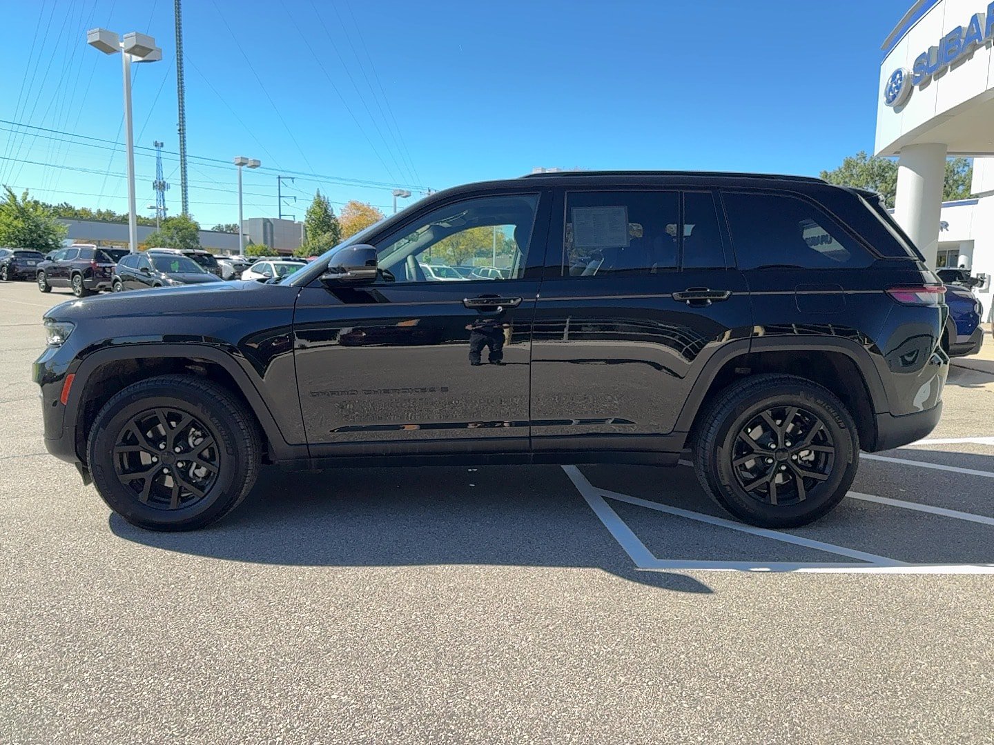 Used 2025 Jeep Grand Cherokee Altitude AWD/4WD image 4