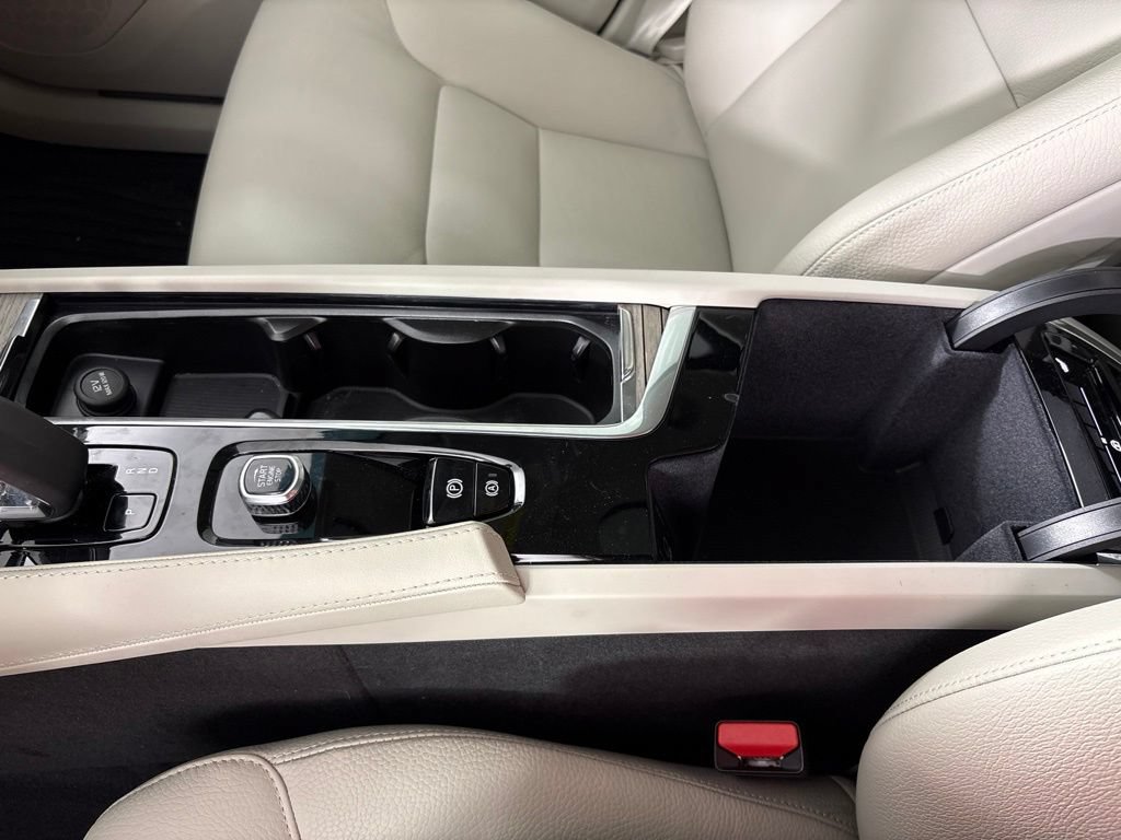 Certified 2025 Volvo XC90 B6 Plus w/ Protection Package Premier AWD/4WD image 44