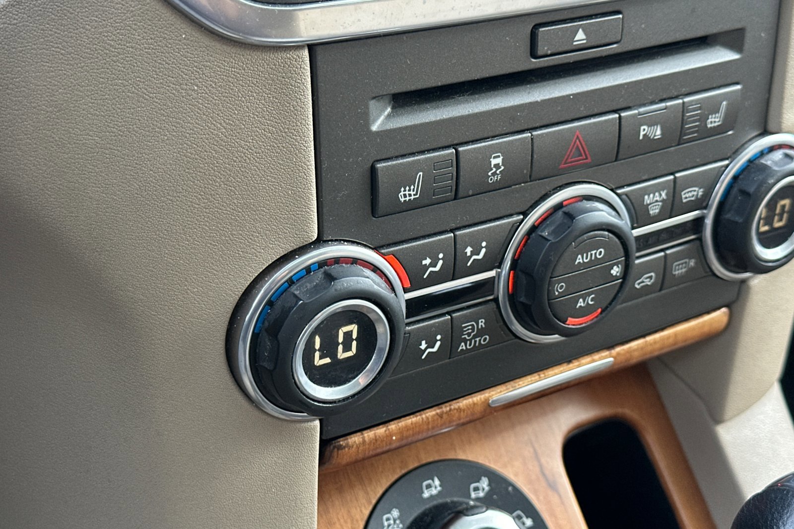 Used 2011 Land Rover LR4 HSE LUX AWD/4WD image 28