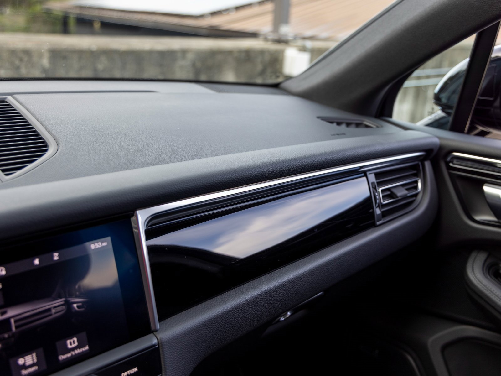 Certified 2025 Porsche Macan image 32