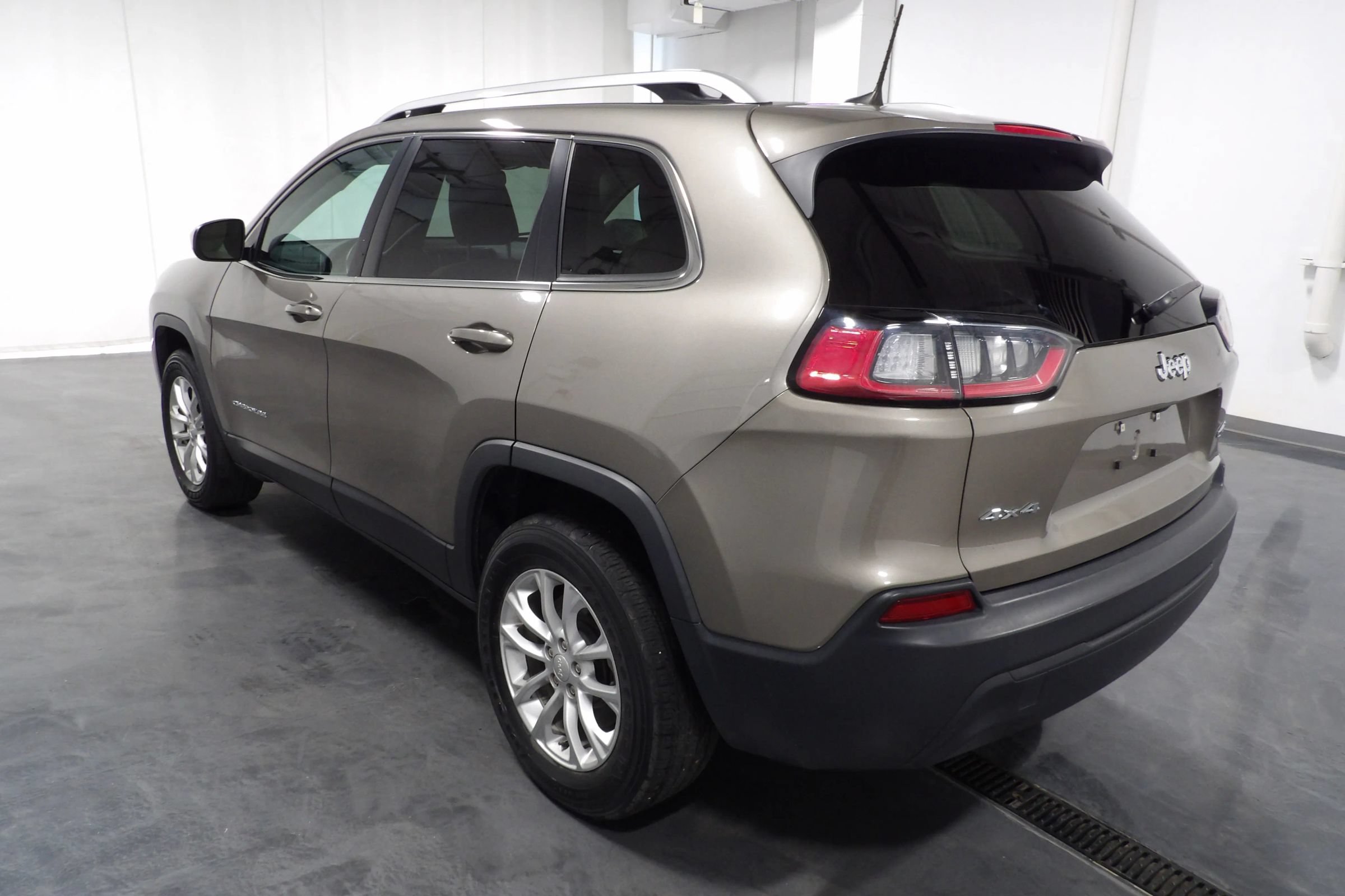 Used 2019 Jeep Cherokee Latitude w/ Cold Weather Group AWD/4WD image 6