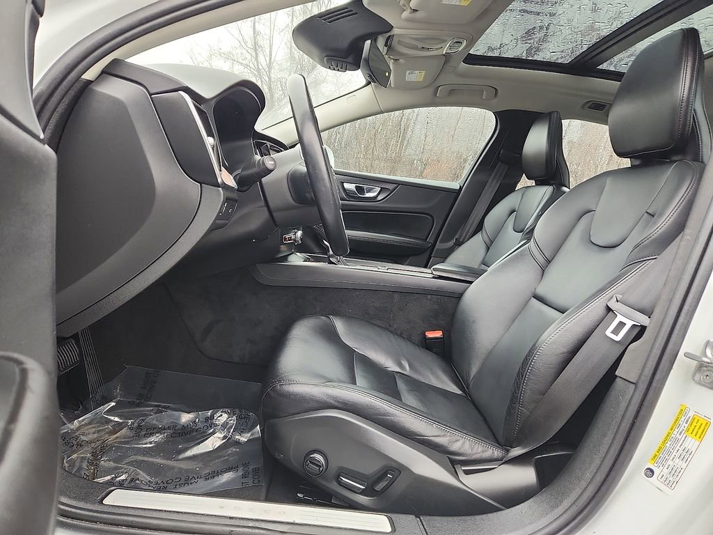 Used 2021 Volvo S60 T5 Momentum w/ Premium Package image 13